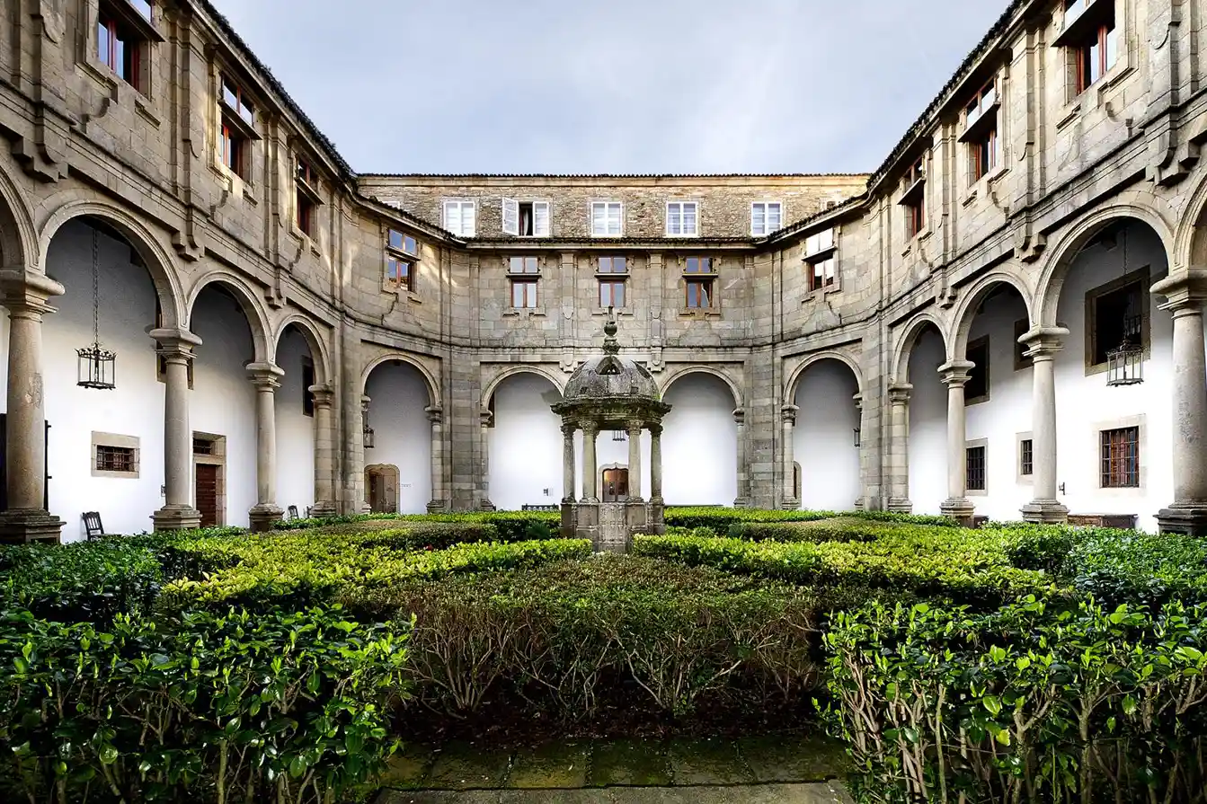 Parador-de-Santiago-claustro-san-mateo