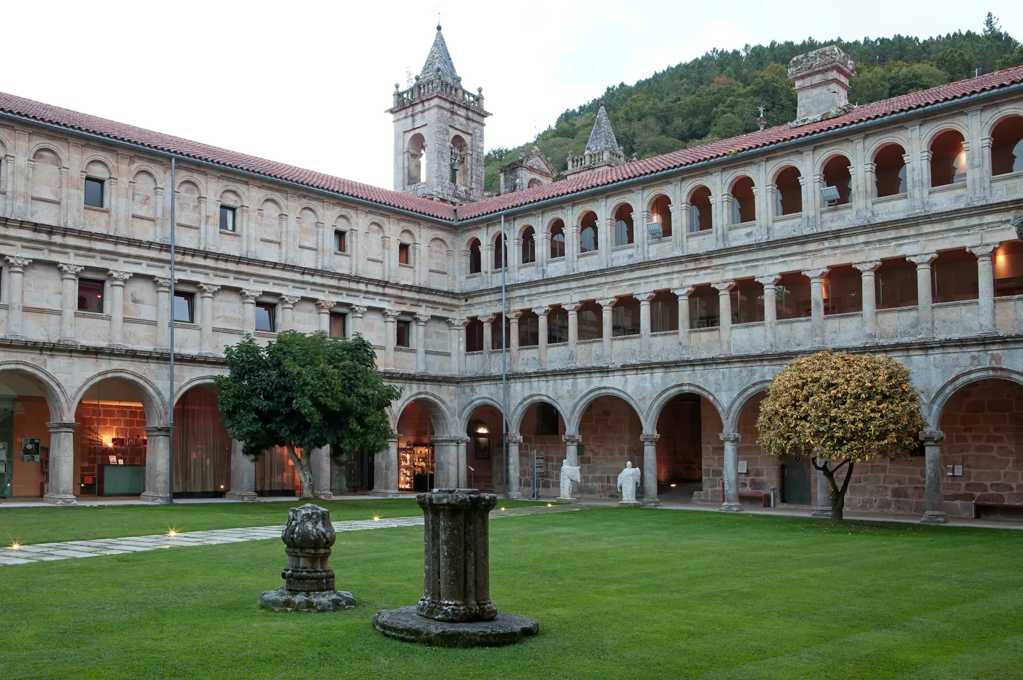 parador-de-santo-estevo-81_patio-e1706269927263