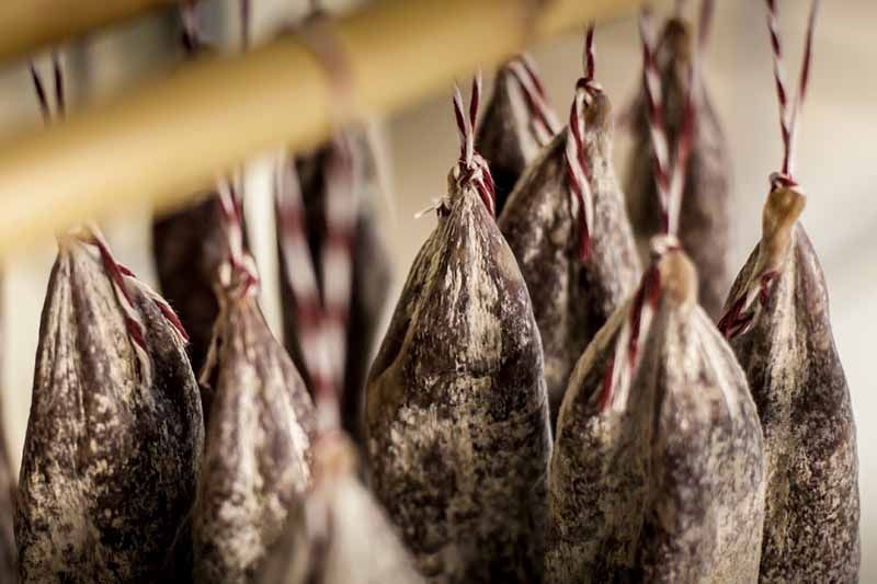 salchichon-colgando-canajpg